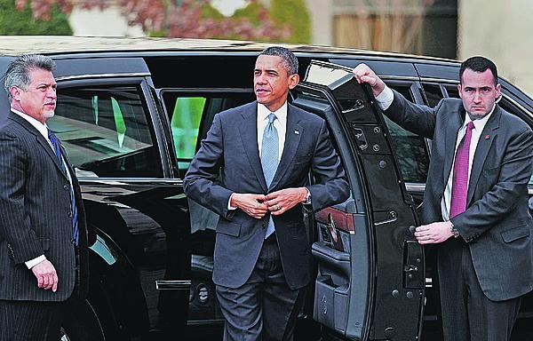 Obama vystupuje z opancéřované limuzíny
