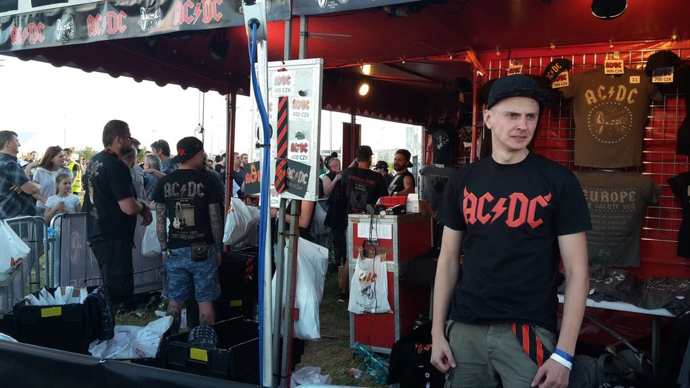 Koncert AC/DC: Ceny za trička a jiné reklamní předměty se pohybovaly v řádech stovek