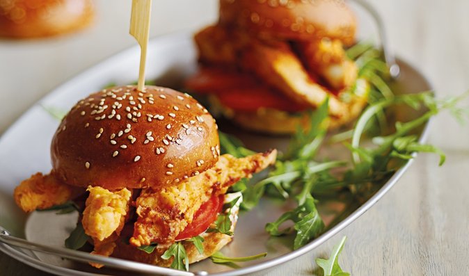 Burgery můžeme připravit na mnoho způsobů, z mletého masa, smaženého kuřete i např. zeleninových placiček