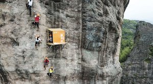 Obchůdek u cesty 100 metrů ve vzduchu: Platí se tady adrenalinem?