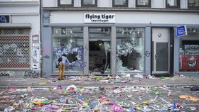 Vyrabovaný obchod v Hamburku, který vzali útokem odpůrci globalizace a summitu G20
