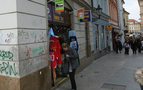 Obchod v centru Prahy s padělky.