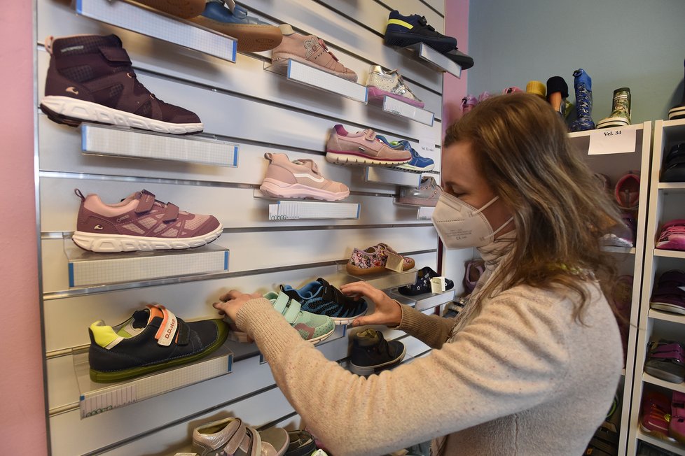 Prodejny s dětskou obuví se připravovaly na otevření (9. 4. 2021).