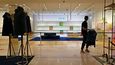Prázdné regály v obchodě francouzské luxusní značky Dior