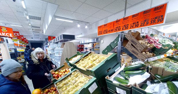 Ceny v Česku vyletěly nahoru, inflace zrychlila. O kolik zdražily elektřina, voda či potraviny?