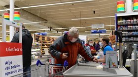 Seniorům spíš hrozí vážná choroba, pokladní zase mohou vir víc šířit.