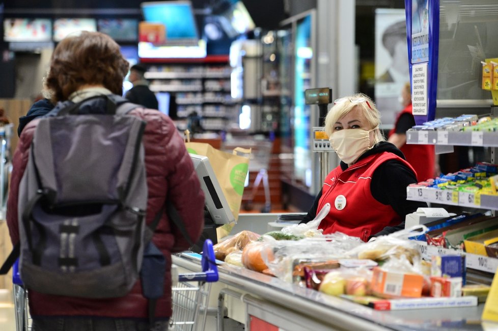 Seniorům spíš hrozí vážná choroba, pokladní zase mohou vir víc šířit.