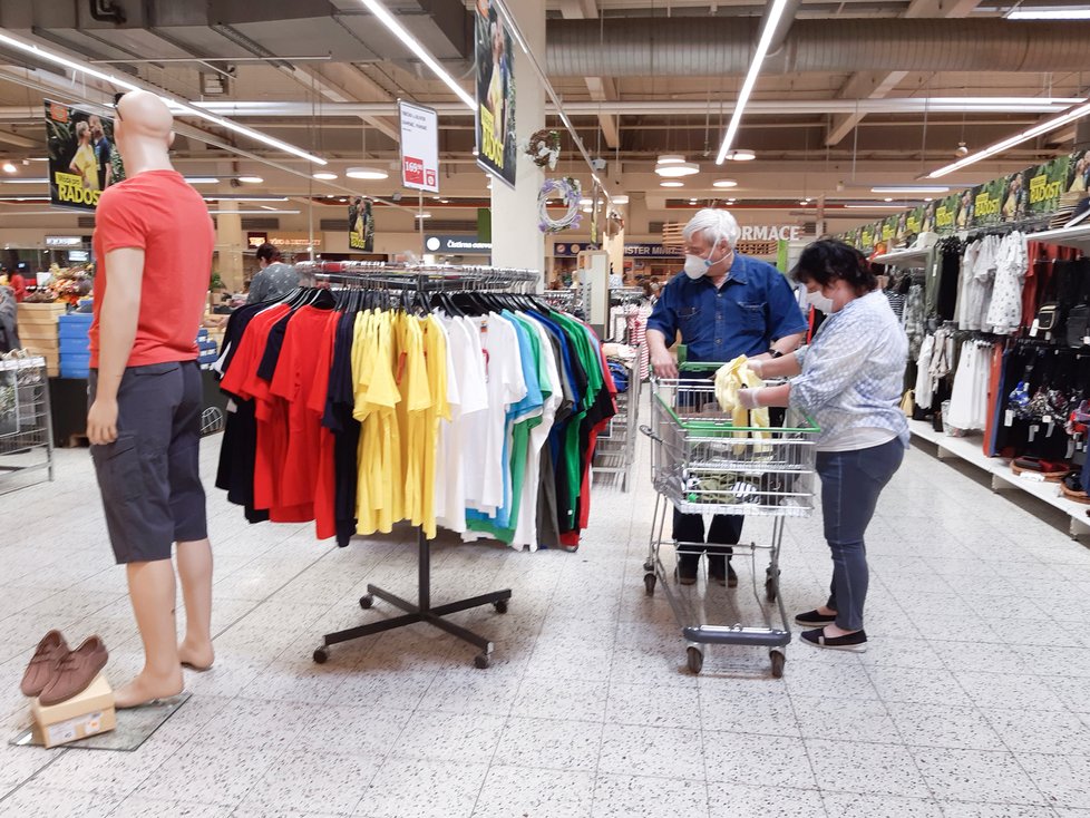 Obchody letos zahájily letní slevy dříve a jsou velmi vysoké.