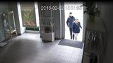 Policisté hledají muže, který vykradl obchod. Prodavač za sebou zamkl, ale nedovřel