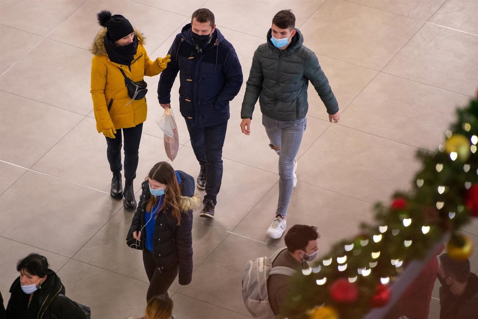 Obchodní centra v Česku zela během třetí adventní neděle prázdnotou (13.12.2020)