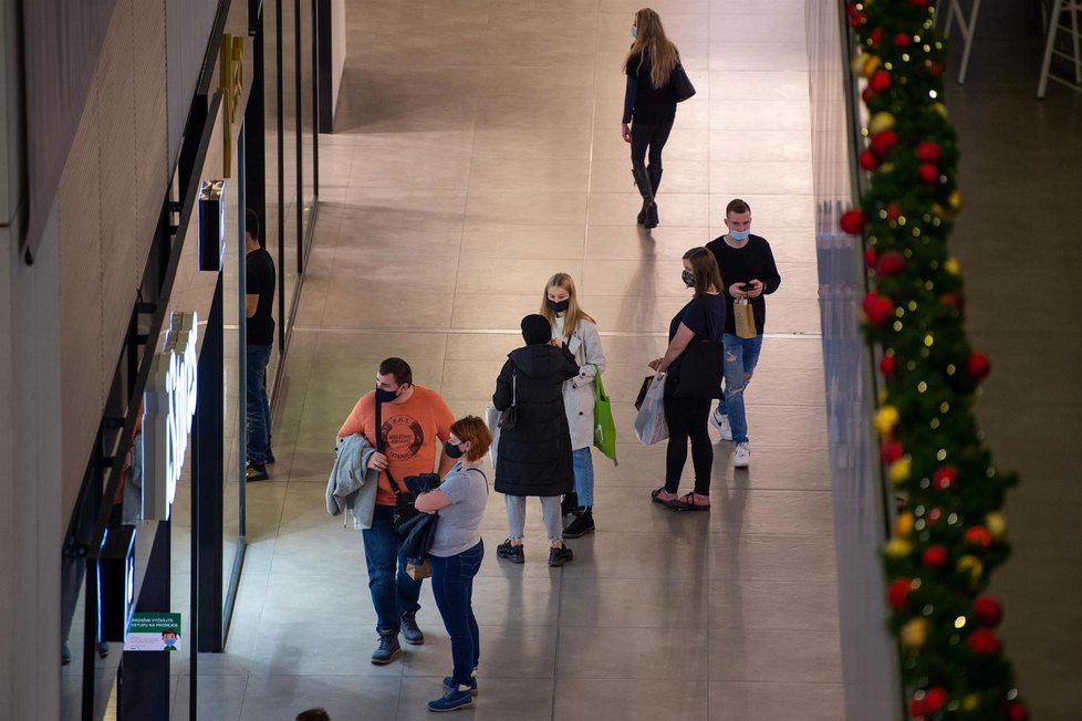 Obchodní centra v Česku zela během třetí adventní neděle prázdnotou (13.12.2020)