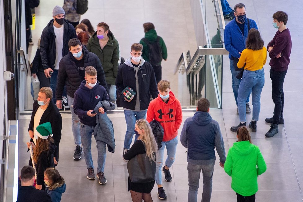 Obchodní centra v Česku zela během třetí adventní neděle prázdnotou (13.12.2020)