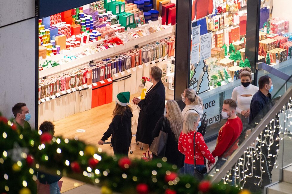 Obchodní centra v Česku zela během třetí adventní neděle prázdnotou (13.12.2020)