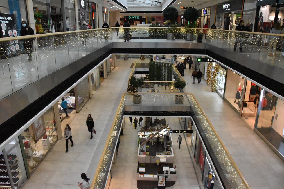 Obchodní centra v Česku zela během třetí adventní neděle prázdnotou (13. 12. 2020).
