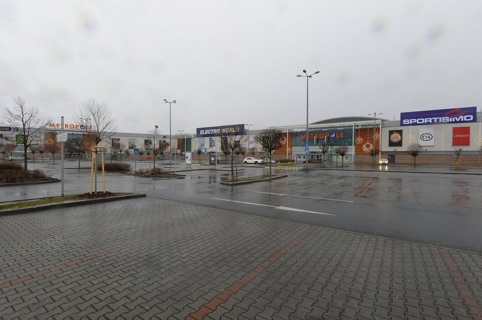 Parkoviště u obchodního centra na Zličíně 25. 12. 2016