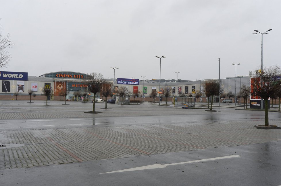 Parkoviště u obchodního centra na Zličíně 25. 12. 2016.