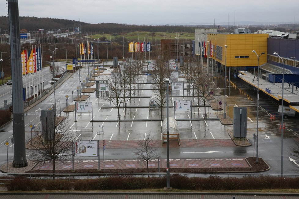 Parkoviště u obchodního centra na Černém mostě 25. 12. 2016.