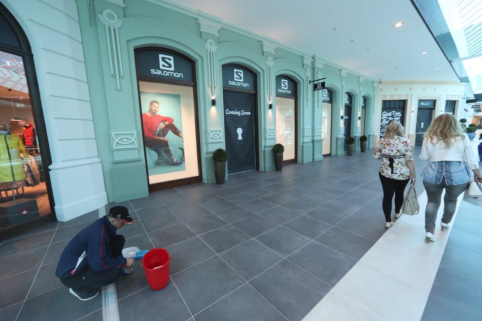 Třetí outletové nákupní centrum v Česku se otevřelo veřejnosti.