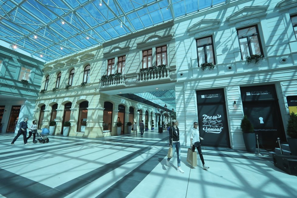 Třetí outletové nákupní centrum v Česku se otevřelo veřejnosti.