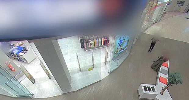 Agresor v obchodním centru napadl prodavače nůžkami