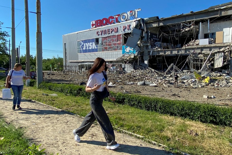 Obchodní dům Vostorg po zásahu ruskou raketou. Charkov, 8. 6. 2022.