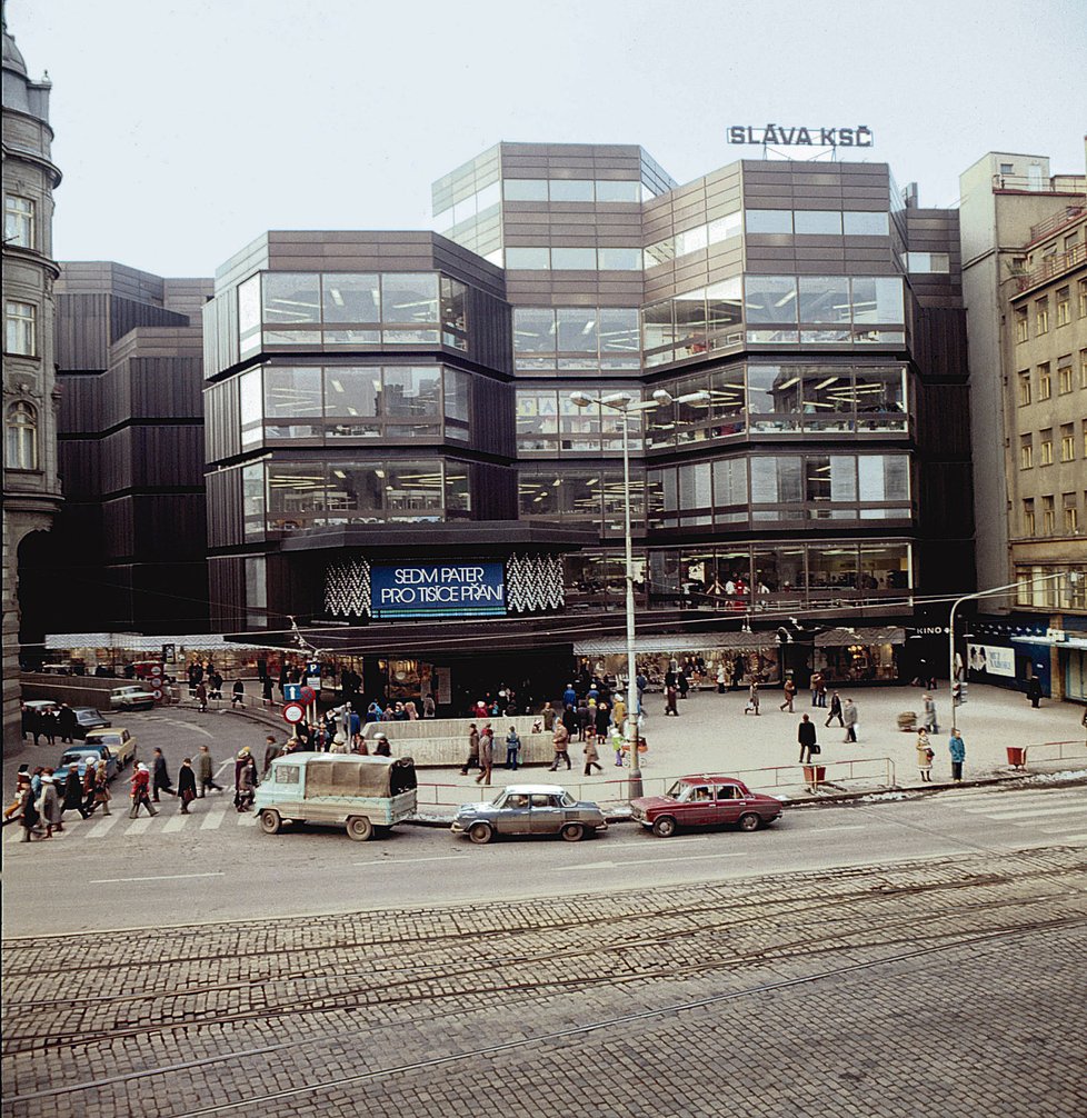 Nejslavnější nákupní středisko otevřelo ráno v pondělí 10. února 1975. Příští rok jej čeká citlivá rekonstrukce. (Ilustrační foto)