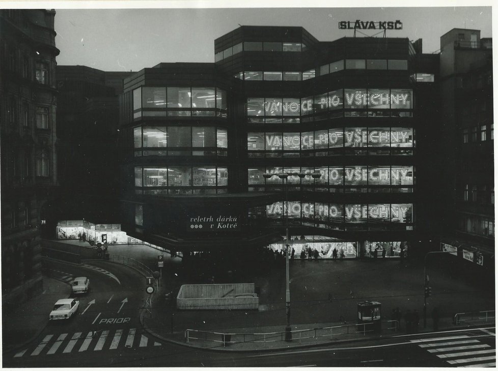 Obchodní dům Kotva na historickém snímku