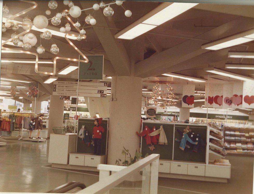 Obchodní dům Kotva o Vánocích 1976