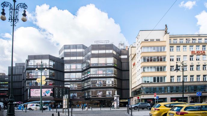 Obchodní dům Kotva (vlevo) a palác Kotva na Náměstí republiky