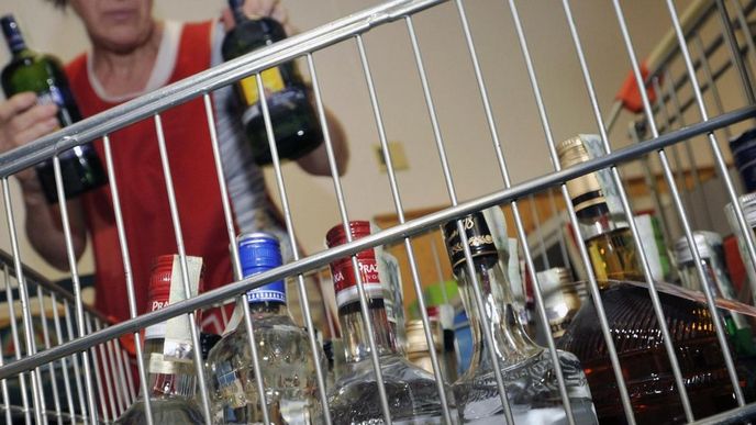 Obchodní řetězce začaly po vyhlášení zákazu tvrdý alkohol z prodeje ihned stahovat.