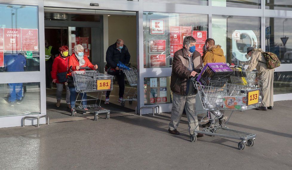 Koronavirus v Česku: Supermarkety upravily své plochy tak, aby mohl kolem sebe mít návštěvník 15  m². Očíslovaly i vozíky, aby bylo jasné, kolik lidí může být uvnitř prodejny (18. 11. 2020).