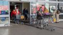 Koronavirus v Česku: Supermarkety upravily 18. 11. své plochy tak, aby mohl kolem sebe mít návštěvník 15 m2. Očíslovali i vozíky, aby bylo jasné, kolik lidí může být uvnitř prodejny