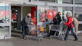 Koronavirus v Česku: Supermarkety upravily své plochy tak, aby mohl kolem sebe mít návštěvník 15 m2. Očíslovali i vozíky, aby bylo jasné, kolik lidí může být uvnitř prodejny (18.11.2020)