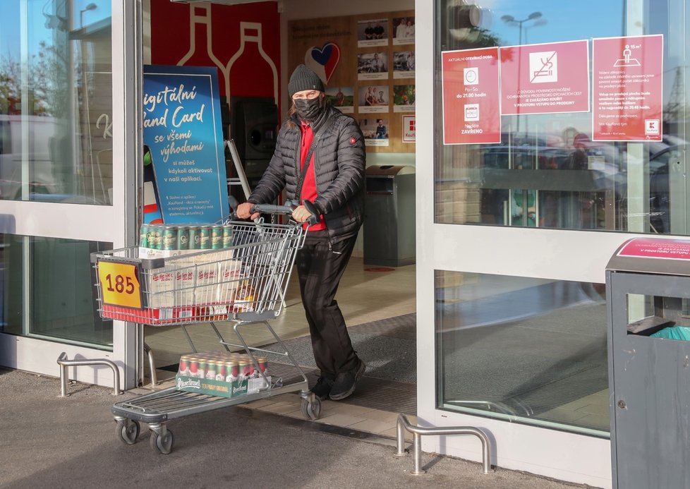 Koronavirus v Česku: Supermarkety upravily své plochy tak, aby mohl kolem sebe mít návštěvník 15 m2. Očíslovali i vozíky, aby bylo jasné, kolik lidí může být uvnitř prodejny (18.11.2020)