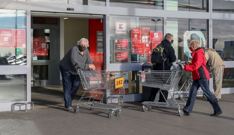 Koronavirus v Česku: Supermarkety upravily své plochy tak, aby mohl kolem sebe mít návštěvník 15 m². Očíslovaly i vozíky, aby bylo jasné, kolik lidí může být uvnitř prodejny (18. 11. 2020).