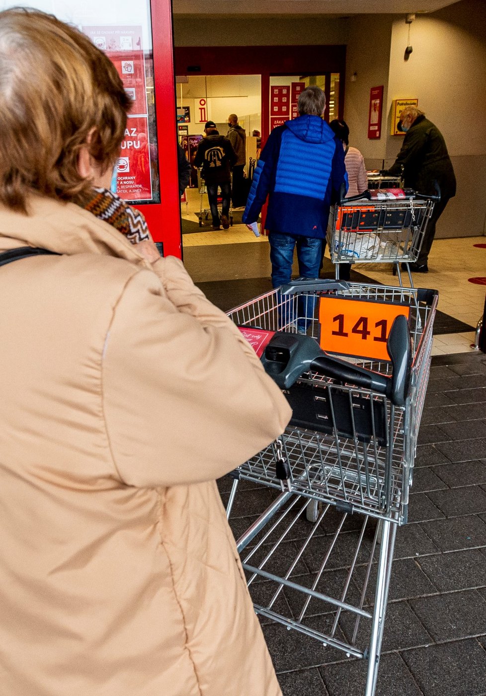 Koronavirus v Česku: Supermarkety upravily své plochy tak, aby mohl kolem sebe mít návštěvník 15 m². Očíslovaly i vozíky, aby bylo jasné, kolik lidí může být uvnitř prodejny (18. 11. 2020).