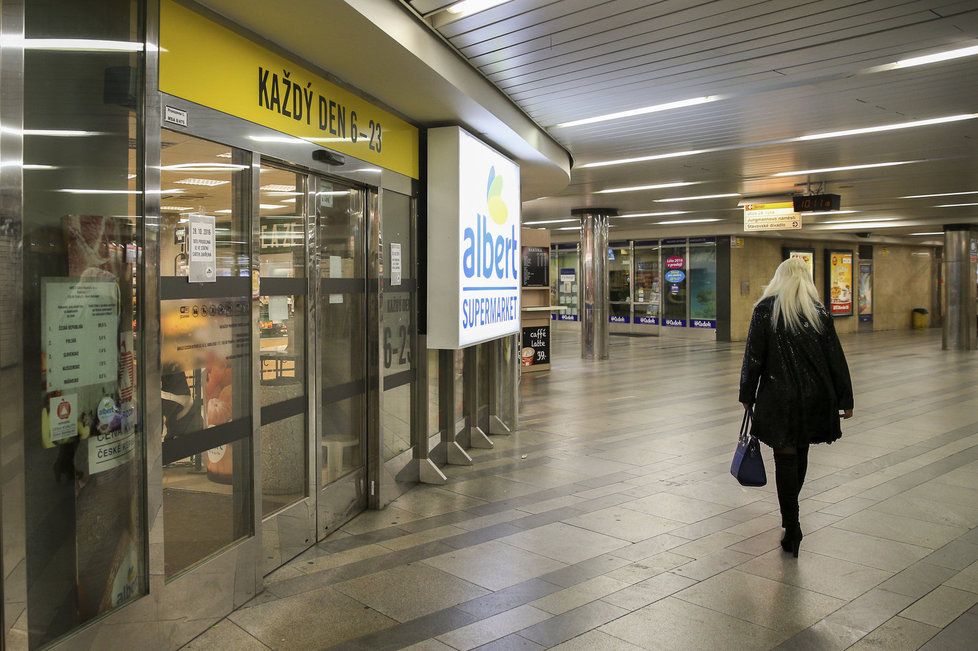 Obchodní centra a parkoviště zely ve svátek prázdnotou. Malým obchodům naopak stoupaly tržby.