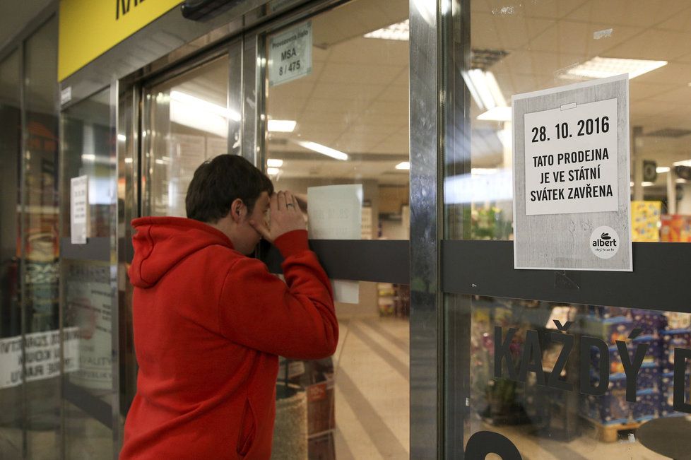 Jak to vypadalo 28. října? Obchodní centra a parkoviště zely ve svátek prázdnotou. Malým obchodům naopak stoupaly tržby.