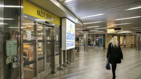 Obchodní centra a parkoviště zely ve svátek prázdnotou. Malým obchodům naopak stoupaly tržby