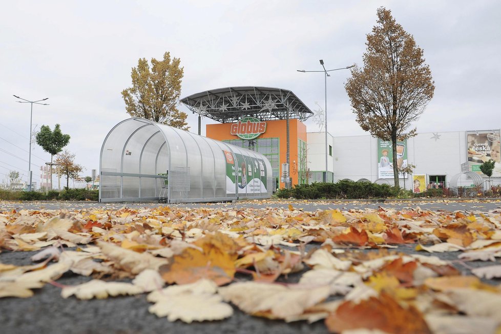 Obchodní centra a parkoviště zely ve svátek prázdnotou. Malým obchodům naopak stoupaly tržby