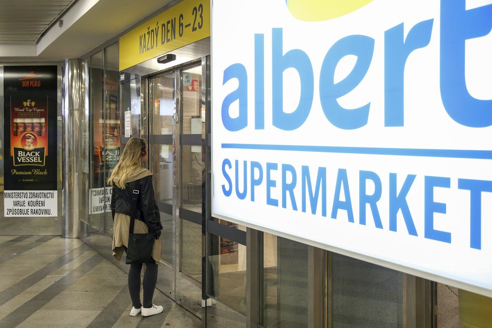 Obchodní centra a parkoviště zely ve svátek prázdnotou. Malým obchodům naopak stoupaly tržby