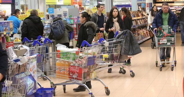 Řetězce se po svátcích bojí o neděle a tvrdí: Nucená zavíračka je protiústavní