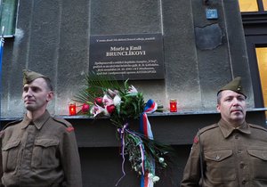 Na Žižkově byla odhalena pamětní deska manželům Brunclíkovým za účast ve druhém odboji, 23. 10. 2023