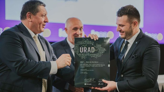 Starosta obce Mokrá-Horákov Matyáš Charvát (vpravo) přebírá vítěznou cenu Úřad 5.0 za aplikaci AI do veřejné správy Starosta obce Mokrá-Horákov Matyáš Charvát (vpravo) přebírá vítěznou cenu Úřad 5.0 za aplikaci AI do veřejné správy