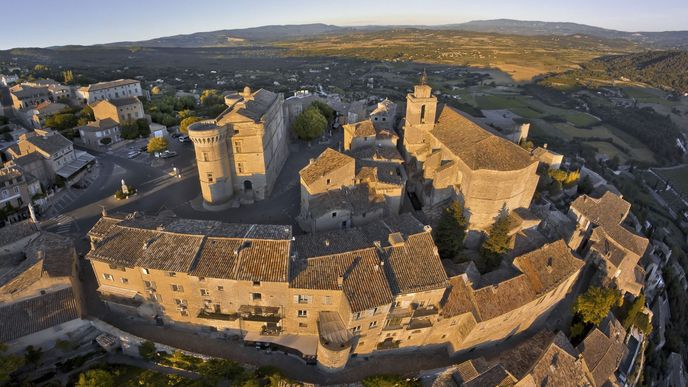 Obec Gordes, která leží zhruba 30 kilometrů východně od Avignonu a má asi 1600 obyvatel, patří podle tisku k nejmalebnějším místům ve Francii. Obec Gordes, která leží zhruba 30 kilometrů východně od Avignonu a má asi 1600 obyvatel, patří podle tisku k nejmalebnějším místům ve Francii.