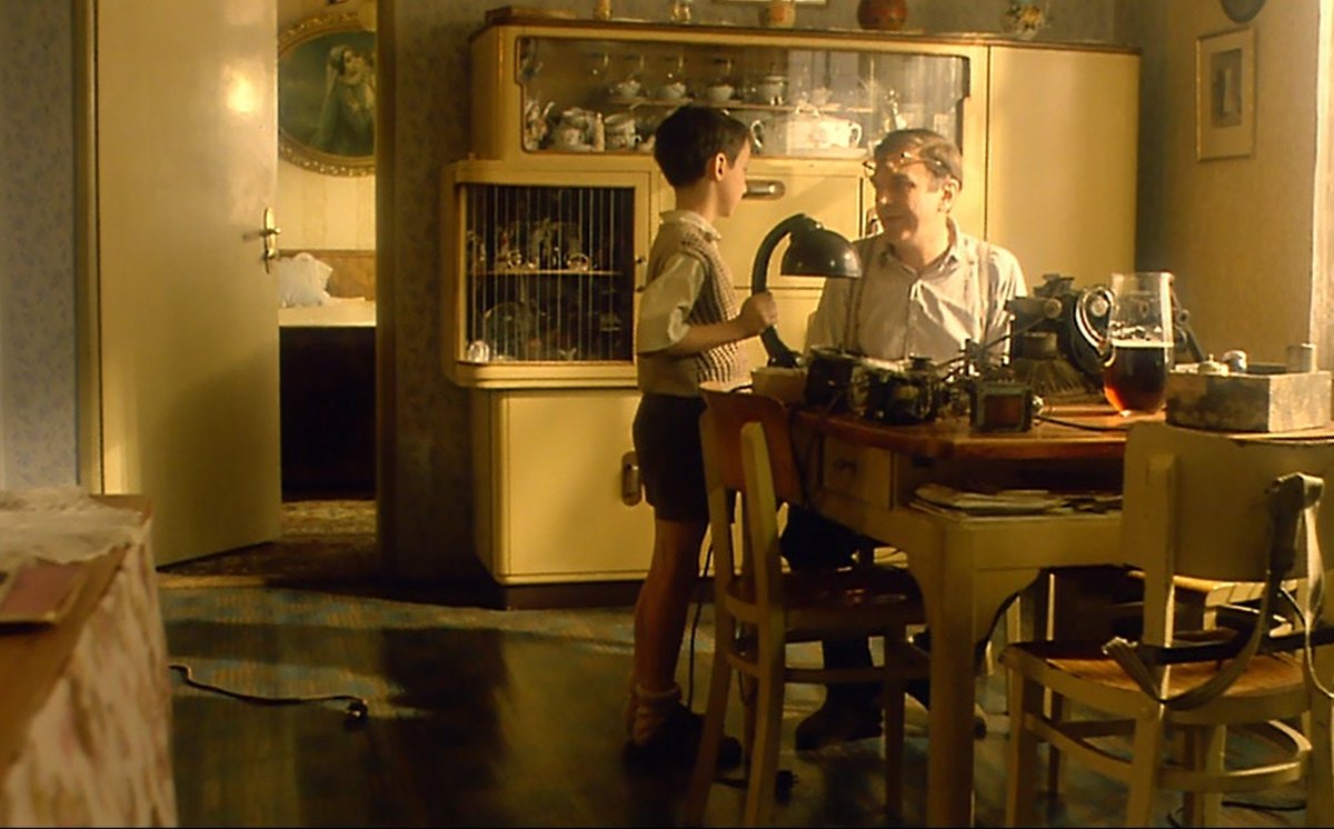 Ve filmu se dokonce objevily autentické věci ze Svěrákova dětství, například lampa.