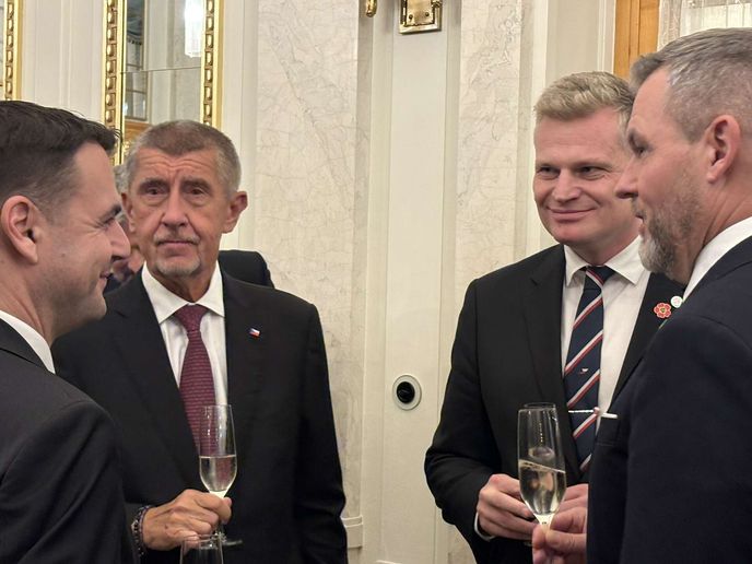Zákulisí galavečera v Obecním domě: Pellegrini se objímal s Babiše! A ťukl si s Motoristy Zákulisí galavečera v Obecním domě: Pellegrini se objímal s Babiše! A ťukl si s Motoristy