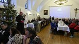 Arcibiskupský palác otevřel brány potřebným: Na vánoční oběd dorazily stovky lidí bez domova a seniorů