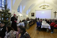Arcibiskupský palác otevřel brány potřebným: Na vánoční oběd dorazily stovky lidí bez domova a seniorů