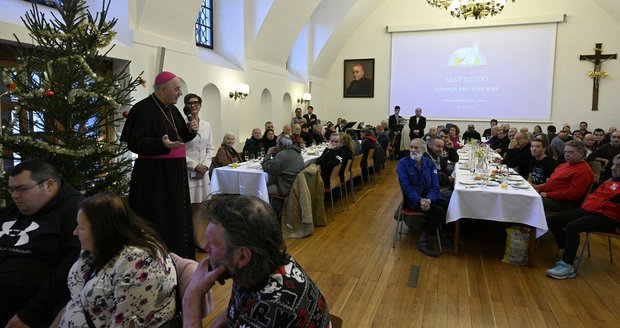 Vánoční oběd pro lidi bez domova. Vánoční oběd pro lidi bez domova.